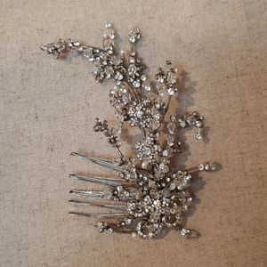 Wedding hair accessory withi crystals and rhinesto